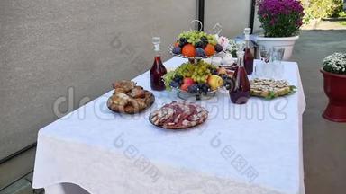 自助餐桌上各种沙拉。 自助餐桌，户外提供家庭葡萄酒、肉类和水果